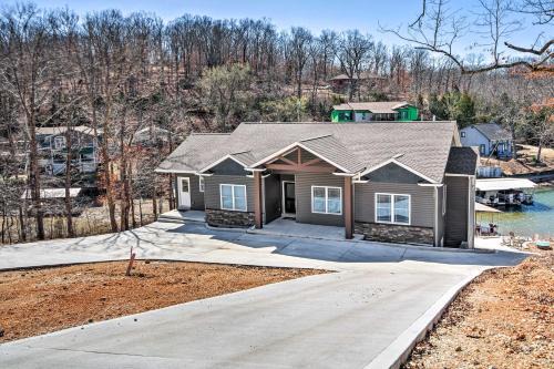 Rocky Mount Maison | Dock and Fire Pit Lakefront Rocky Mount Home!