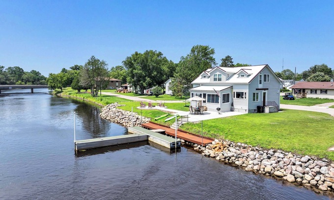 Oconto Maison | Dockside Escape|Kayak&SUP|Lake Michigan