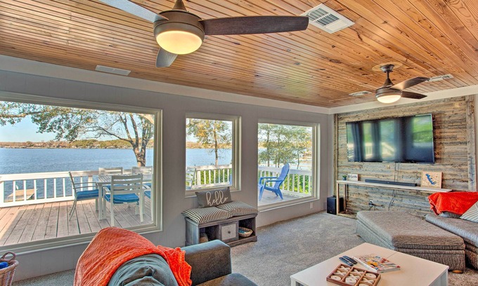 Enchanted Oaks Maison | Dock & Fire Pit: Lakefront Cedar Creek Home!