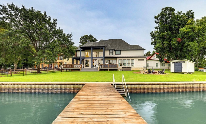 Gun Barrel City Maison | Dock & Hot Tub! High-End Cedar Creek Lake Retreat