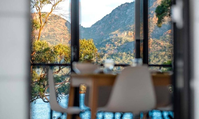 Coles Bay Maison | Une propriété élevée avec vue sur les montagnes et l'océan, au coeur de la ville