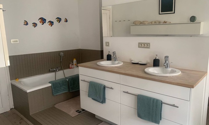 Ghent Lit Et Petit-Déjeuner | Dock Suites. Two bedroom gueststay with private bathroom and speed wifi.