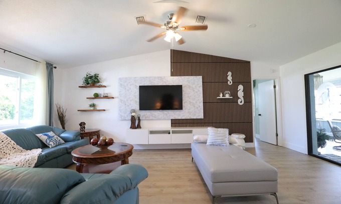 Palm Harbor Maison | Dockside Nautical Nook - a dog friendly coastal retreat, 10 min from the beach