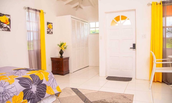 Saint Peter Parish Appartement | Docs Paradise Yellow Apartment