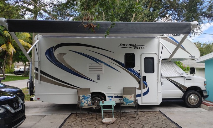 Fort Pierce Maison | Dog & Boat Friendly 1-bedroom camper/RV