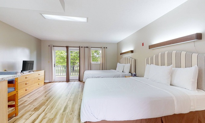 Baneberry Appartement | Dog-friendly, 1st-floor studio with picnic area & gym - walk to Douglas Lake