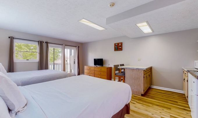 Baneberry Appartement | Dog-friendly, 1st-floor studio with gym & game room - walk to Douglas Lake