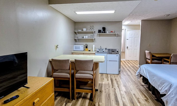 Baneberry Appartement | Dog-friendly, 1st-floor studio with golf view & gym - stroll to Douglas Lake