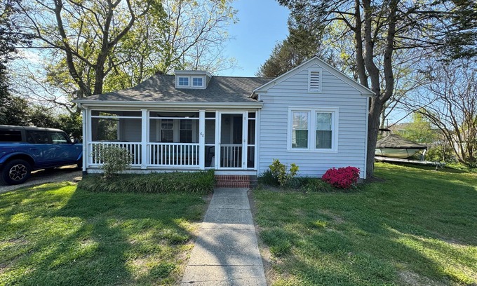 Ocean View Maison | Dog-friendly 2 bedroom beach bungalow with AC and outdoor fire-pit in Ocean View