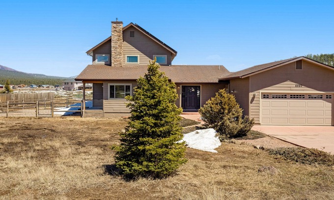 Fort Valley Maison | Dog-friendly 2-story home with mtn views, private hot tub, deck, fireplace, W/D