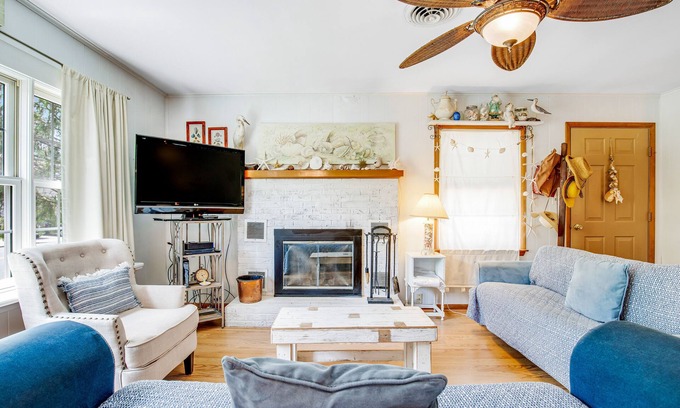 Caine Woods Cottage | NOUVELLE LISTE! Dog-friendly, chalet de plage w / cuisine mise à jour et douche extérieure