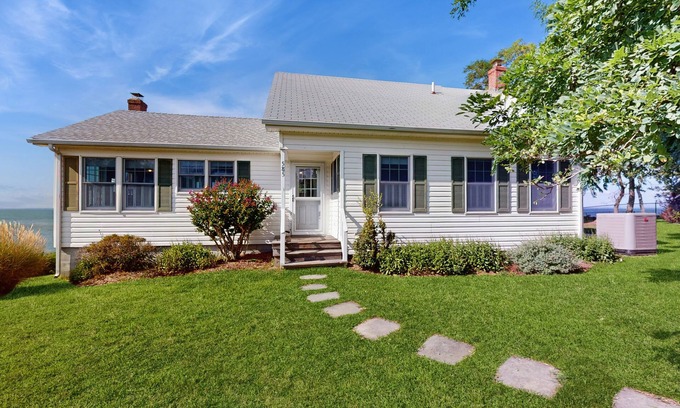 Town of Southold Town Maison | Dog-Friendly Beachfront Home w/Deck, Free WiFi, Ocean Views, & Wood Fireplace