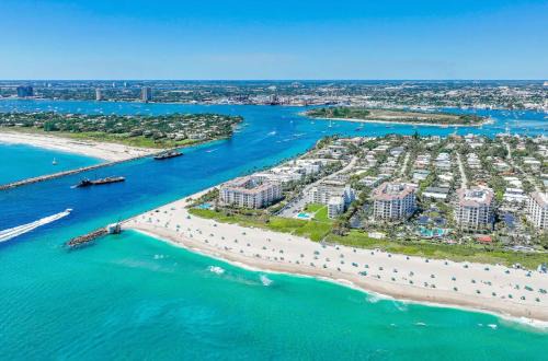 Palm Beach Shores Appartement | Dog friendly condo with beach access, hot tub, firepit