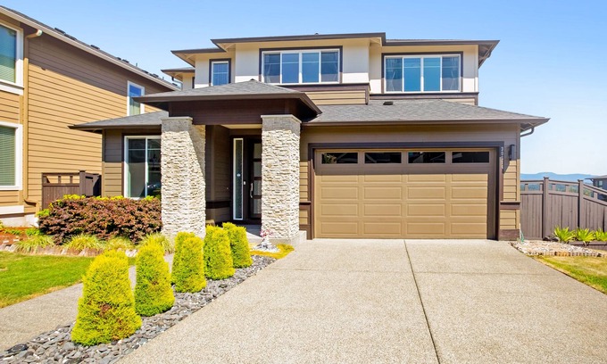 Auburn Maison | Contemporary retreat with mountain views, deck & home office - dog-friendly
