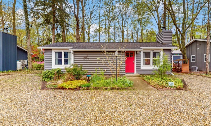 Lakeside Maison | Dog-friendly cottage with private beach, screened porch, wood fireplace & AC