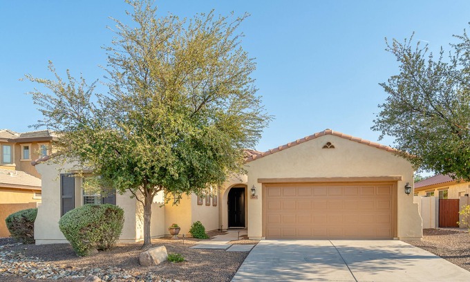 Fox Crossing Maison | Dog-friendly elegant home with classic finishes, enclosed yard & grill