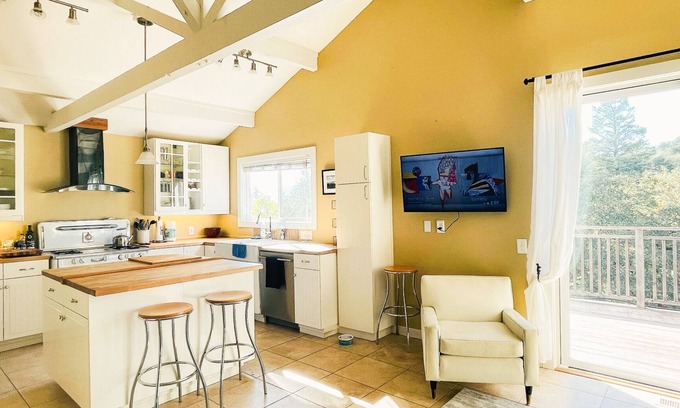 Fetters Hot Springs-Agua Caliente Maison | Dog Friendly! Fabulous Kitchen & Large Deck w/ Scenic Views
