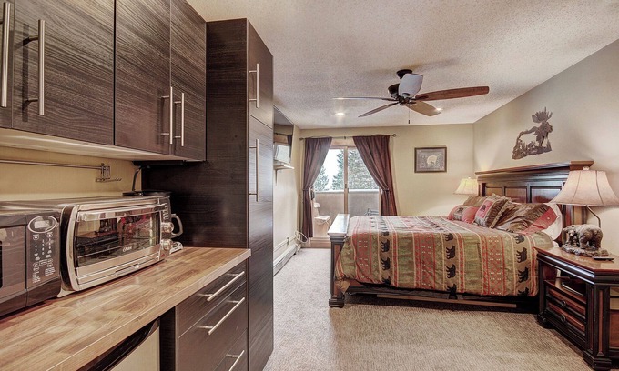 Copper Mountain Village Hôtel | Dog Friendly Hotel Room With Perfect Location! Ski in/out. CM417H