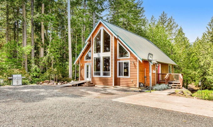 West Hills Maison | Dog-friendly home on Dabob Bay with fireplace, firepit & gas grill