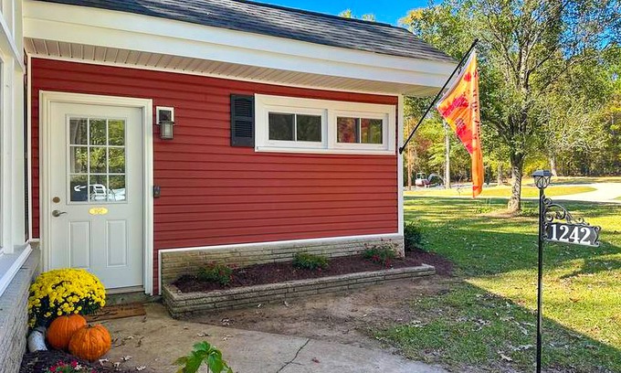 Lancaster Maison | Dog friendly home on Cedar Pines Lake/close to downtown Lancaster