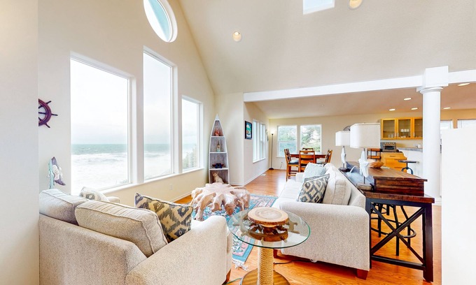 Lincoln City Maison | Dog-friendly home with beautiful ocean view, game room & easy beach access