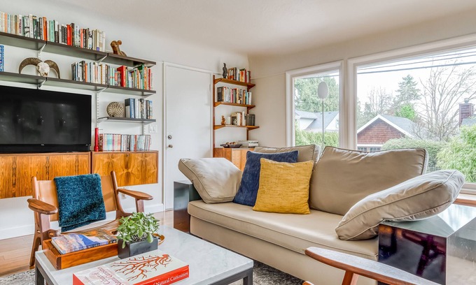 First Addition Maison | Dog-Friendly Home w/Fast WiFi, Full Kitchen, Gas Fireplace, Private Washer/Dryer
