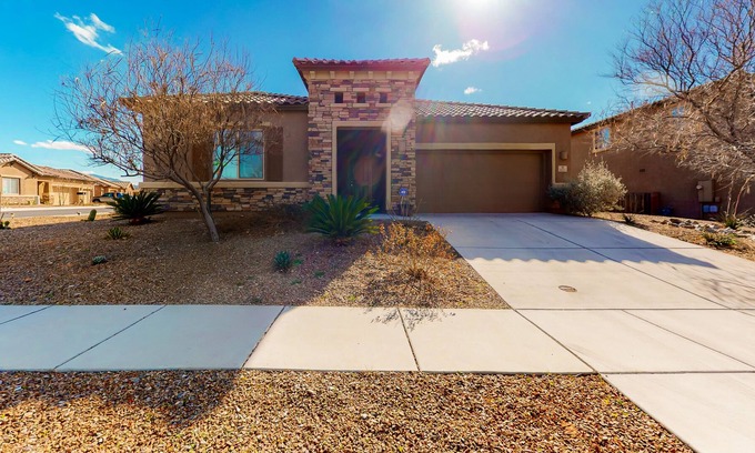 Oracle Maison | Dog-friendly home with central ac, enclosed yard, patio, hot tub, & WiFi