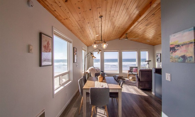 Waldport Maison | Dog Friendly! Hot Tub! Ocean Front with Spectacular Views!