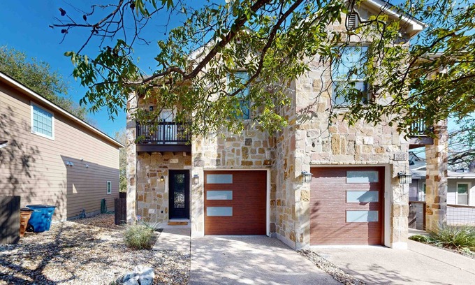 West Congress Maison | Dog-friendly house with enclosed backyard, W/D, close to Downtown Austin