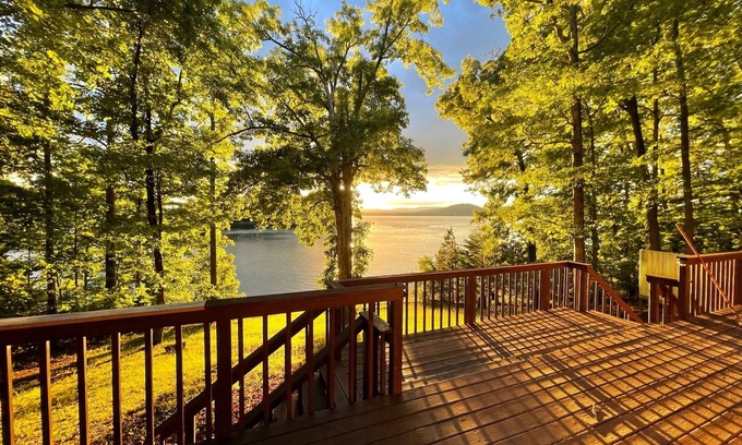 Jefferson City Maison | Dog Friendly Lakefront Cabin with Amazing Sunset Views & New Boat dock.