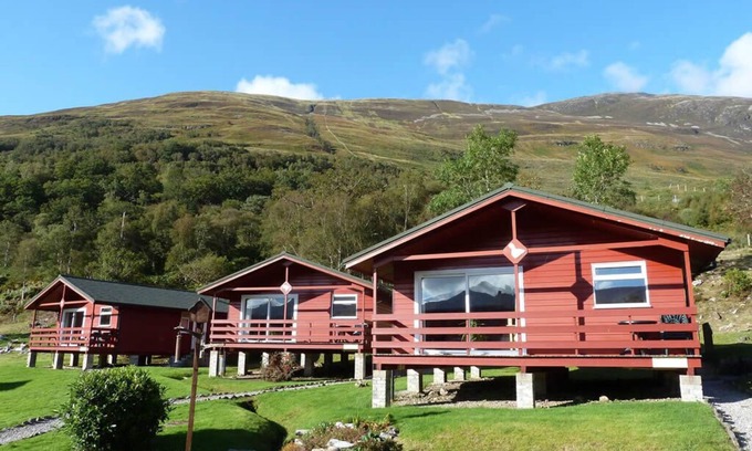 West Laroch Chalet De Ski | Dog-friendly lochside chalet with balcony, stunning mountain views!
