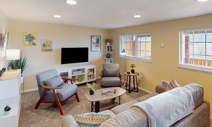 Friendly Maison | Dog-friendly duplex with enclosed deck, streaming, washer/dryer, mountain views