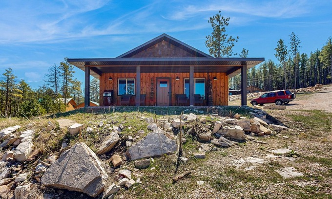 Sturgis Cabine | Dog-friendly mountain view cabin with a washer/dryer, BBQ, & full kitchen