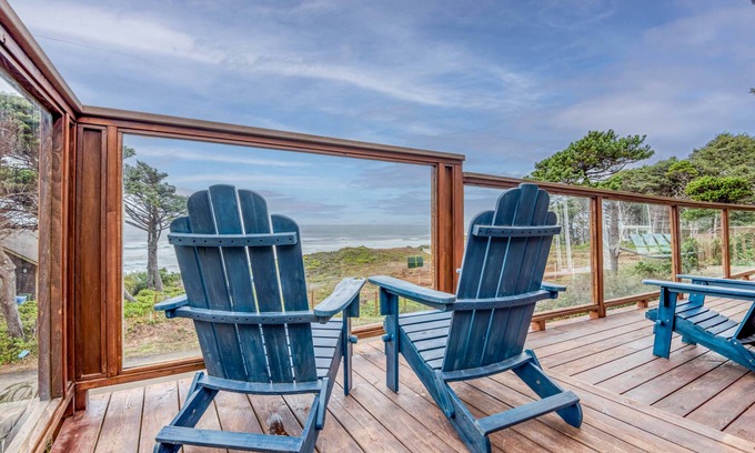 Oregon Coast Maison | Dog Friendly, Ocean View Home with a Hot Tub and Easy Beach Access!