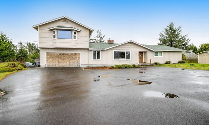 Warrenton Maison | Dog-friendly retreat near the beach with large yard, WiFi, deck & full kitchen