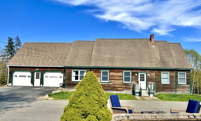 Vinalhaven Maison | Dog friendly, Spacious home, Steps from the Quarry and close to everything