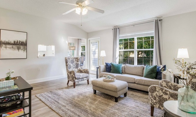 Ferry Pass Maison | Dog-Friendly stay less than 10 mins from UWF