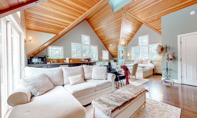 Wolfeboro Appartement | Dog-friendly studio with kitchenette, W/D, firepit, & hot tub access