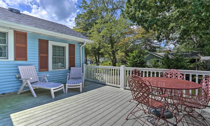 Waretown Maison | Dog-Friendly Waretown Home w/ Furnished Deck!