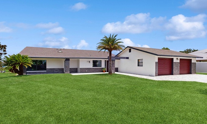 Palm Harbor Maison | Dog friendly -waterfont home with a private dock, work station , W/D and WIFI
