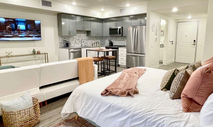 Walnut Creek Appartement | Designer furnished Downtown Elevator Work here Garage Park in-unit W/D