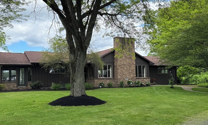 Lairdsville Maison | Dogwood Ridge - Secluded 3BR Home in the Woods, Sleeps 9, Pet Friendly