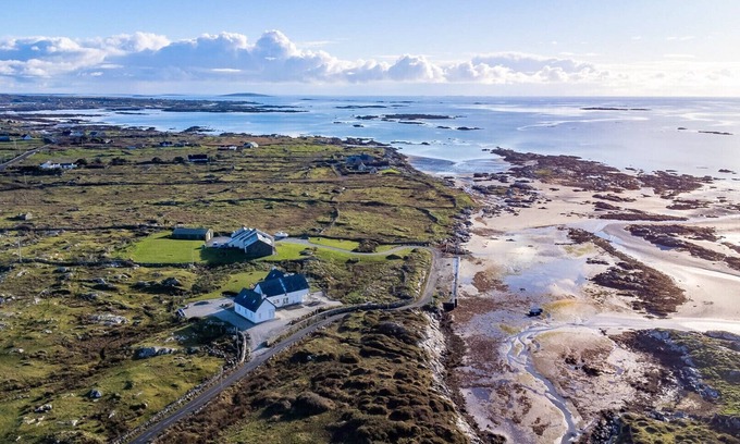 Ballyconneely Chalet De Ski | Doleen Quay House is a luxurious beach holiday home