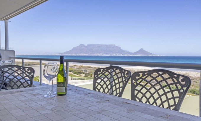 Lagoon Beach Appartement | Dolphin Beach H205, Blouberg by HMH