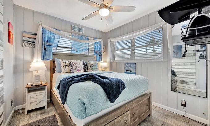 Treasure Island Appartement | Dolphin Suite, WATERFRONT, Pet Friendly, Dock!