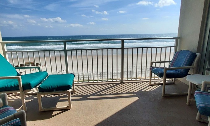 East Wind South Copropriété | Dolphin View-oceanfront condo with large balcony overlooking no drive beach.