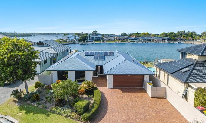 Yamba Maison | Dolphin Waters - Waterfront Delight