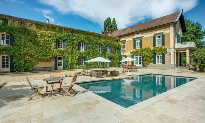 Montagnac Villa | Domaine Art et Vin - Six Chambres Villa, Couchages 12