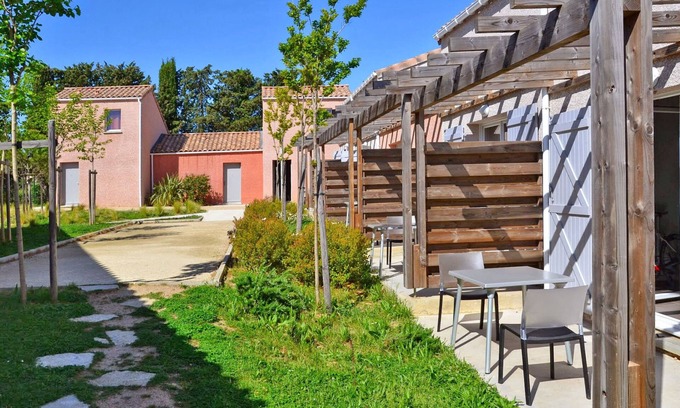 Saint-Christol Maison | Domaine de Bacchus-Séjour+Galerie 4 pers by Interhome