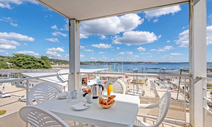 Plougonvelin Appartement | Domaine de Bertheaume by Interhome